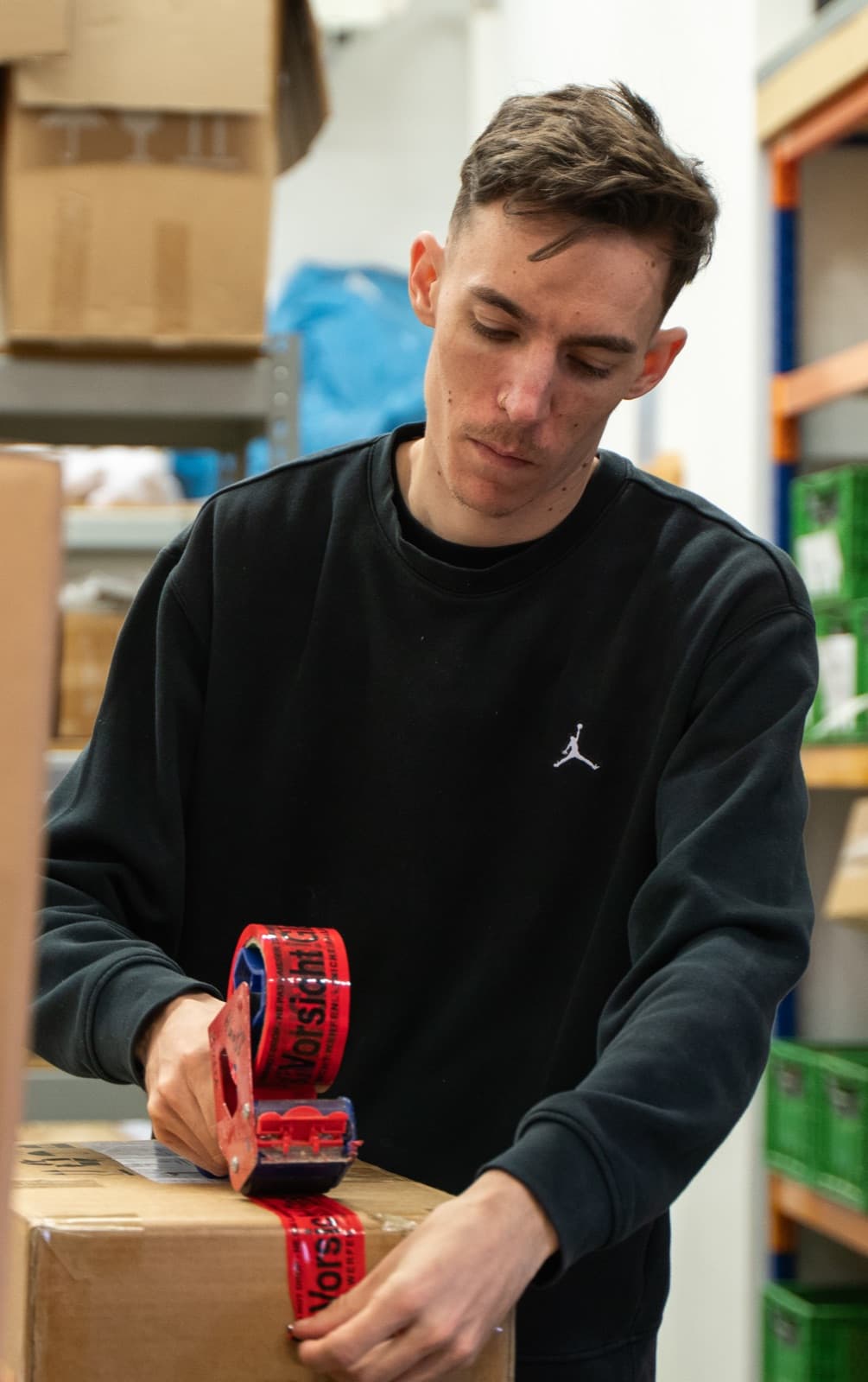 Heinz beim Verpacken einer Bestellung